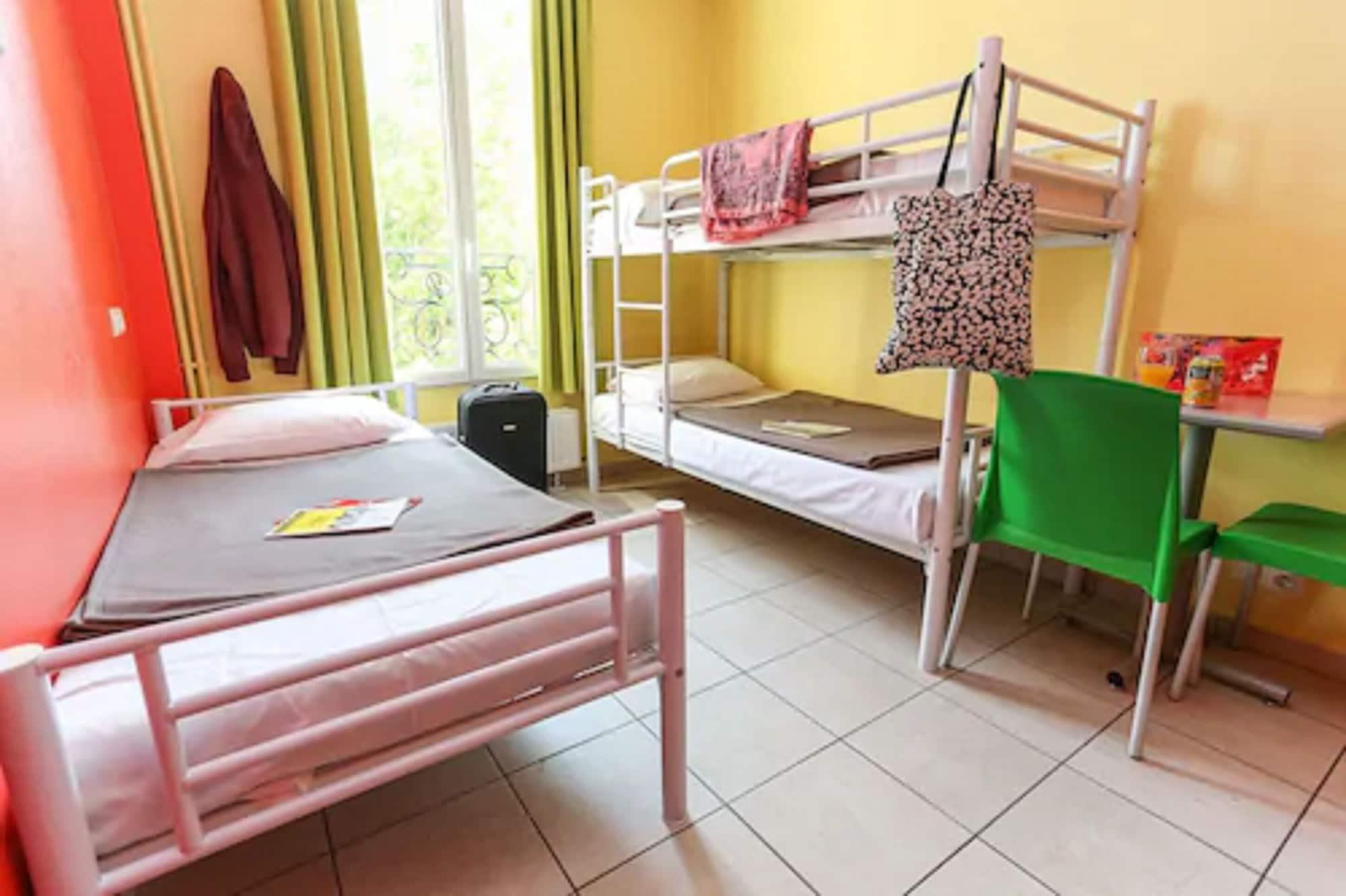 เลอ มงแคลร์ มงมาร์ทร์ บาย ริเวอร์ Hostel ปารีส ภายนอก รูปภาพ