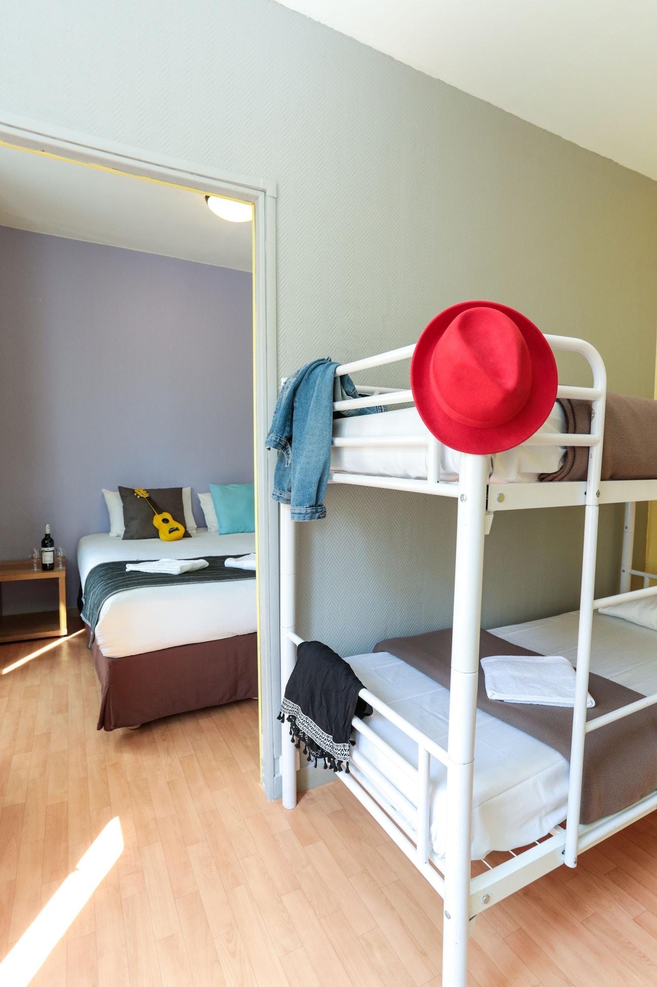 เลอ มงแคลร์ มงมาร์ทร์ บาย ริเวอร์ Hostel ปารีส ภายนอก รูปภาพ