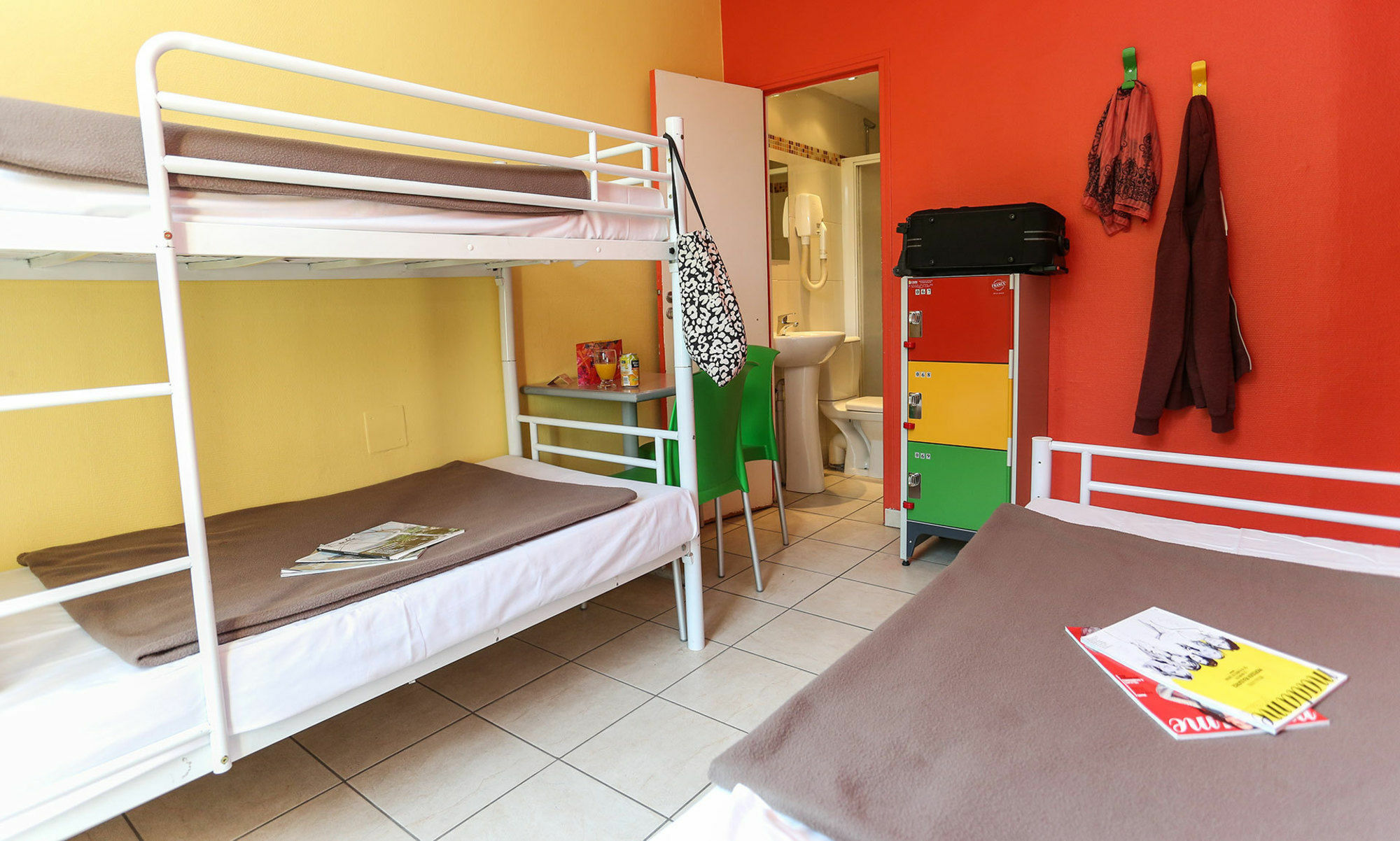เลอ มงแคลร์ มงมาร์ทร์ บาย ริเวอร์ Hostel ปารีส ภายนอก รูปภาพ